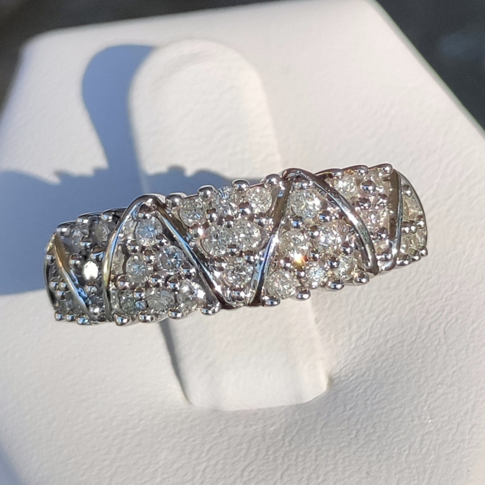 Beautiful 10K 1CTW Diamond Ring/Band - Picture 9 of 13